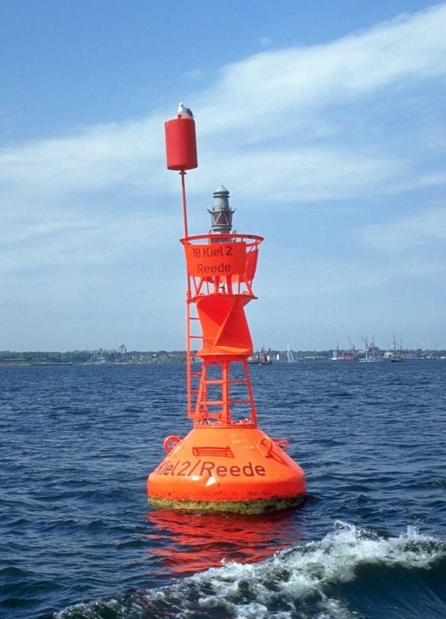 Seetonne mit Seelaterne vor Kiel